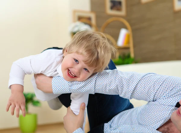 Küçük Bir Çocuk Babası Birlikte Evde Yerde Oynamak — Stok fotoğraf