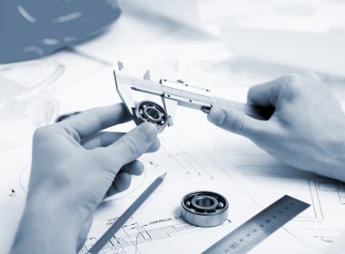 Yapı taslakları ve araçlar masanın üzerinde