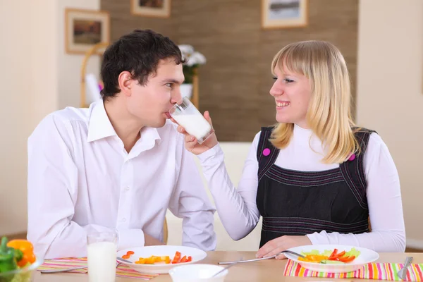自宅で愛の若いカップル一緒に食べると楽しい — ストック写真