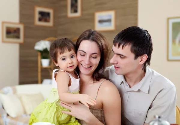Família Jovem Casa Tendo Refeição Junto Com Bebê — Fotografia de Stock
