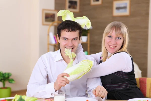 Giovane coppia a casa a mangiare — Foto Stock