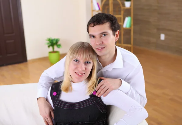 一个快乐的年轻夫妇在爱在家里相聚 — 图库照片