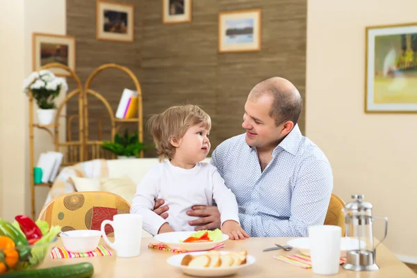 Familie Hause Beim Essen Mit Kind — Stockfoto