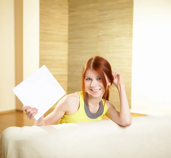 Tek Başına Evde Kanepede Oturan Bir Genç Kızıl Saçlı Kız — Stok fotoğraf