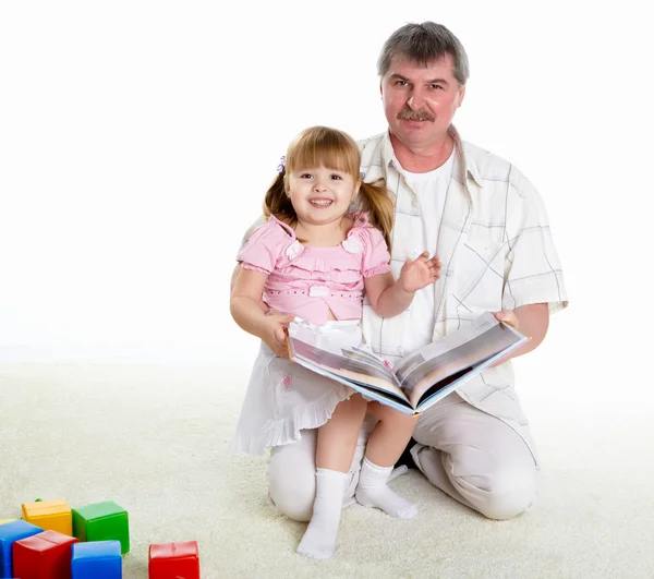 Дедушка Маленькая Внучка Вместе Читают Книгу — стоковое фото