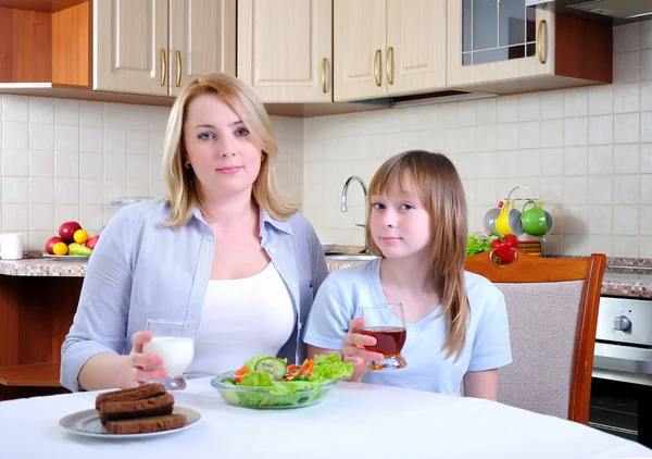 Moeder Jonge Dochter Eten Ontbijt Samen Keuken — Stockfoto