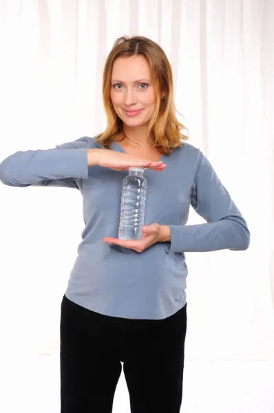 年轻孕妇饮水从喝水的瓶子 — 图库照片