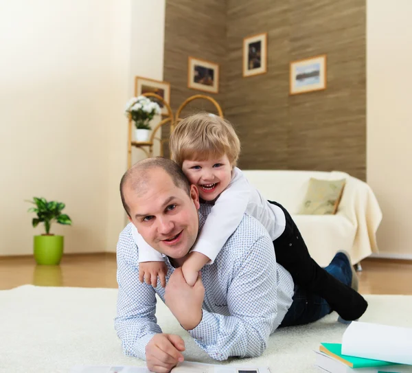 Baba ve oğul evde yerde oynuyor — Stok fotoğraf