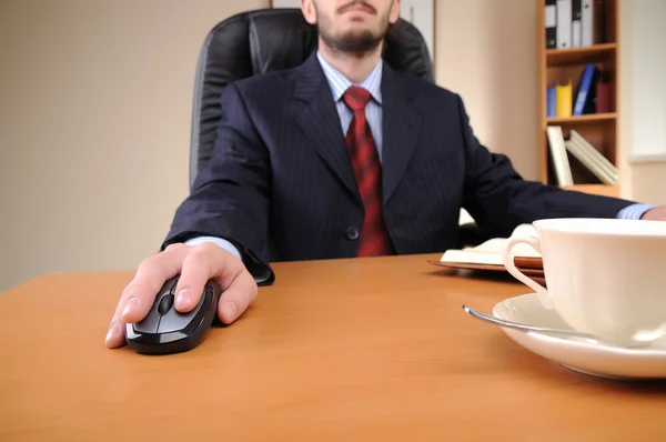 Jonge zakenman werken in een kantoor — Stockfoto