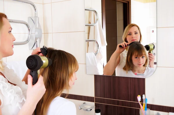Young Girl Her Mother Take Care Hair His Bathroom — Stock Photo, Image