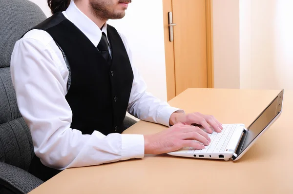 Ofiste Bilgisayar Üzerinde Çalışan Genç Bir Adamın Elleri — Stok fotoğraf