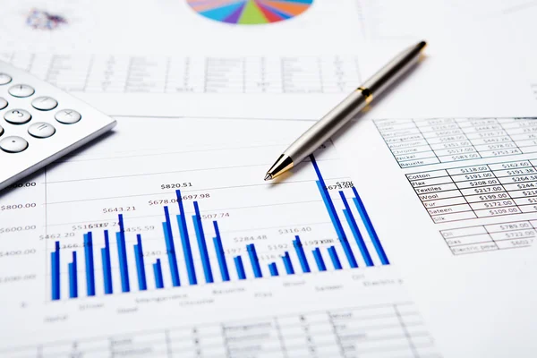 Pénzügyi táblázatok és grafikonok — Stock Fotó