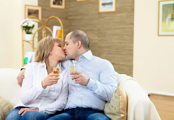 Casal em casa bebendo champanhe — Fotografia de Stock