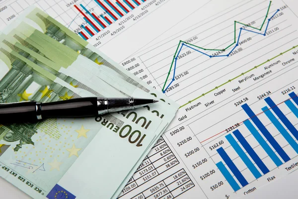 Gráficos e gráficos financeiros — Fotografia de Stock