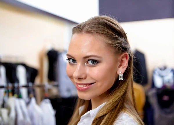 服を買う店の若い女の子 — ストック写真