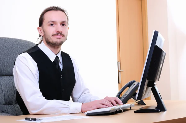 Ofiste Bilgisayar Üzerinde Çalışan Bir Genç Adamı — Stok fotoğraf