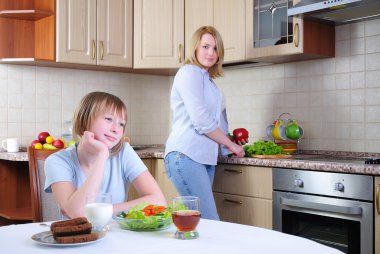 Anne ve genç kızı birlikte mutfakta yemek kahvaltı