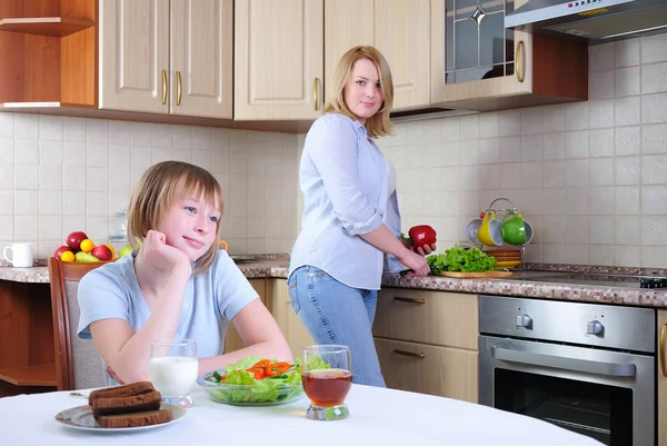 Mom Young Daughter Eating Breakfast Together Kitchen — Stock Photo, Image