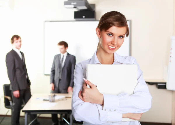 Junge Und Attraktive Geschäftsfrau Einem Büro Mit Kollegen Hintergrund — Stockfoto