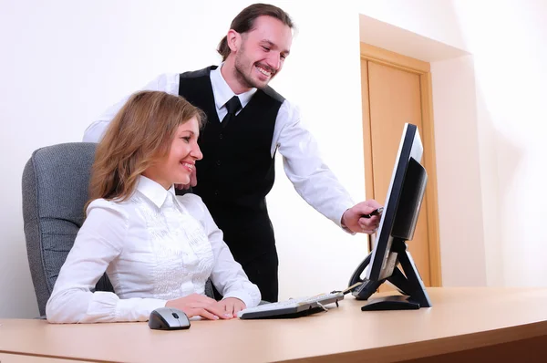 남자와 여자는 사무실에 컴퓨터에서 — 스톡 사진