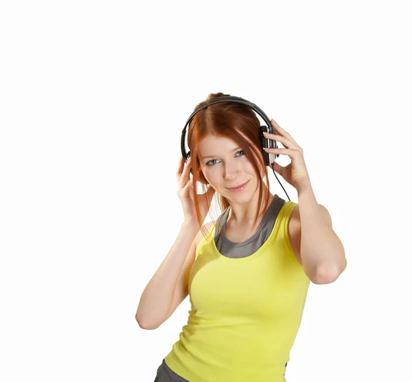 ヘッドフォンで音楽を聴く 赤いシャツで 代の少女 — ストック写真