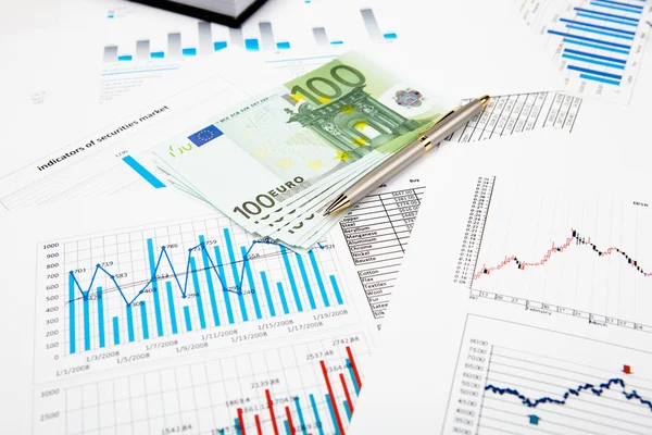 Grafik Dan Grafik Keuangan Atas Meja — Stok Foto