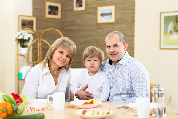 Familie Hause Beim Essen Mit Kind — Stockfoto