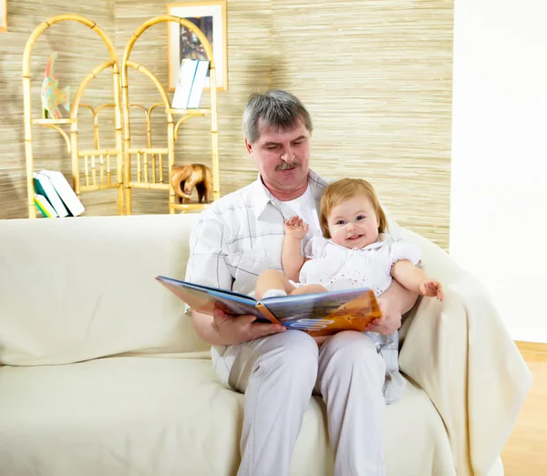 Portrait of grandfather and granddaughter — Stock Photo, Image
