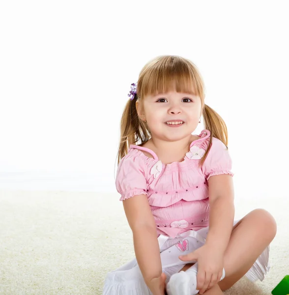 Щаслива Усміхнена Маленька Дівчинка Білому Тлі Студії — стокове фото