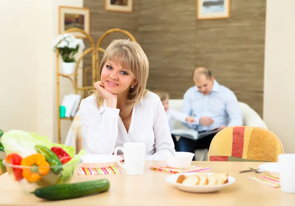 집에서 식사 하는 젊은 여자 — 스톡 사진