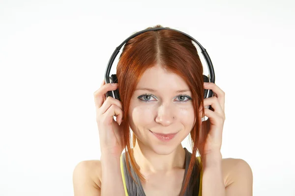 Дівчина-підліток в студії з навушниками — стокове фото