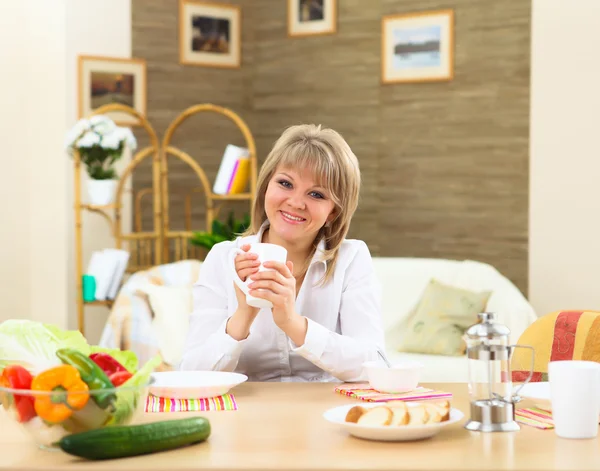烹饪健康食品在家里一个年轻女人 — 图库照片