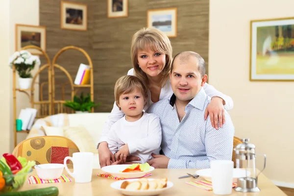 Familia comiendo en casa —  Fotos de Stock