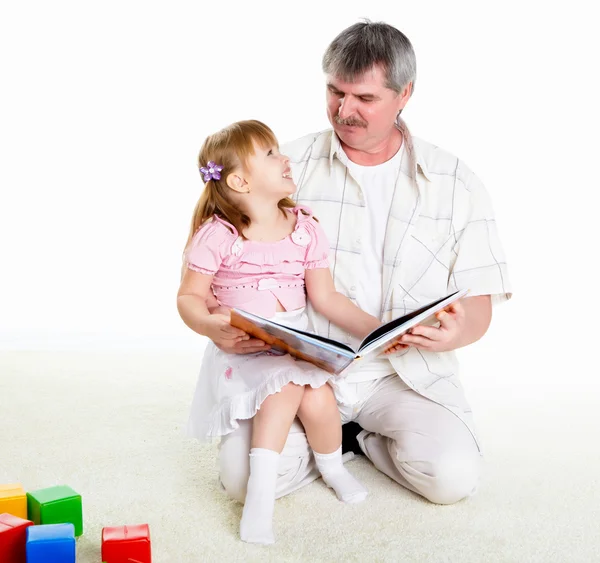 Großvater Und Seine Kleine Enkelin Lesen Gemeinsam Ein Buch — Stockfoto