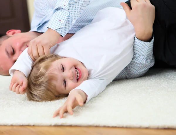 Otec a syn hraje na podlaze doma — Stock fotografie
