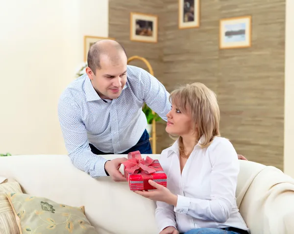 Couple with a present — Stock Photo, Image