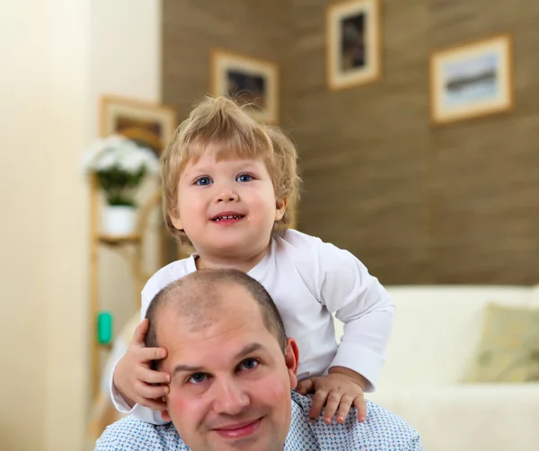 Padre e figlio che giocano sul pavimento a casa — Foto Stock