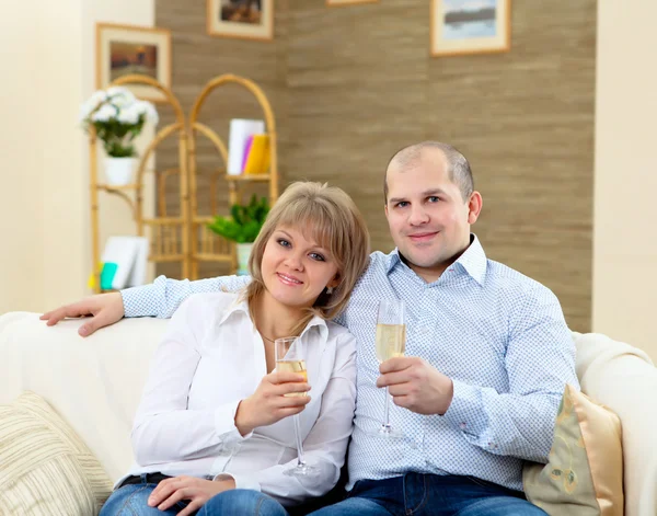 Pareja en casa bebiendo champán — Foto de Stock