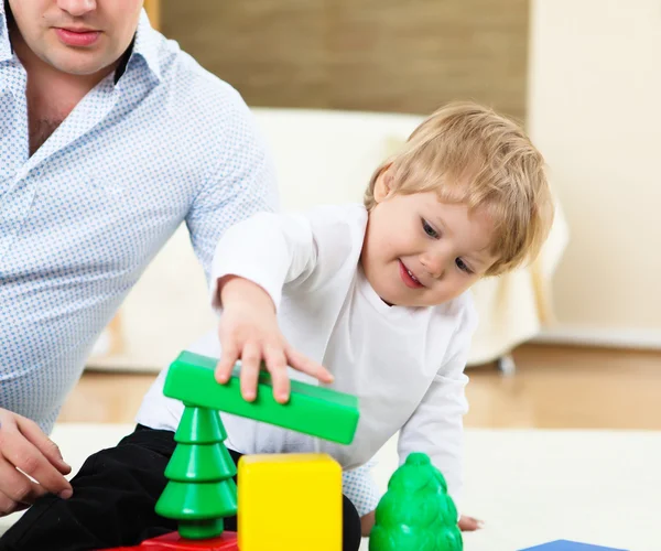 Kleiner Junge Und Sein Vater Spielen Zusammen Hause Auf Dem — Stockfoto