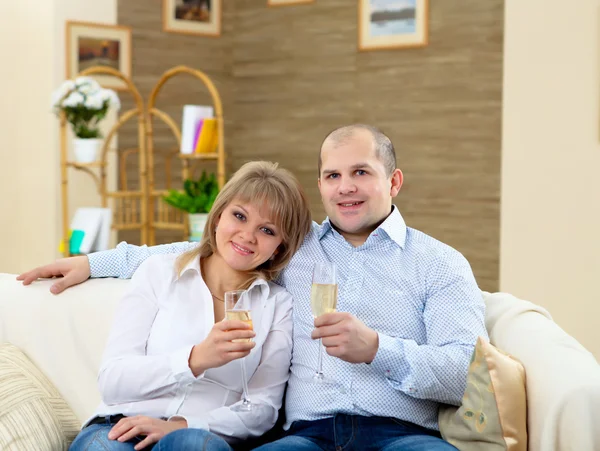 Suami Dan Istri Merayakan Sesuatu Rumah Dengan Kacamata Chamagne — Stok Foto