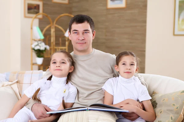 Père avec ses filles à la maison — Photo