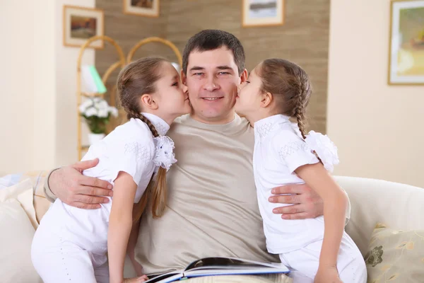 Vater mit seinen Töchtern zu Hause — Stockfoto