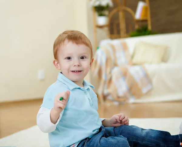 Porträt eines glücklichen kleinen Jungen — Stockfoto