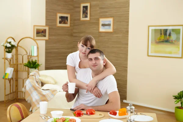 Mann und Frau zu Hause in der Küche — Stockfoto