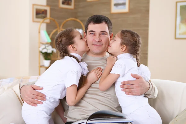 Pai com suas filhas em casa — Fotografia de Stock