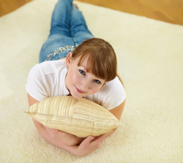 Jeune femme se détendre à la maison sur le sol — Photo