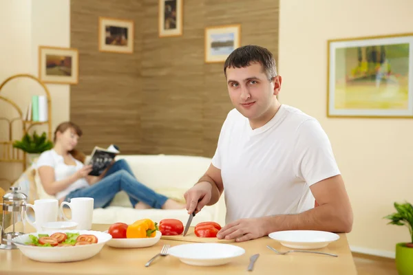 Mann zu Hause beim Kochen — Stockfoto