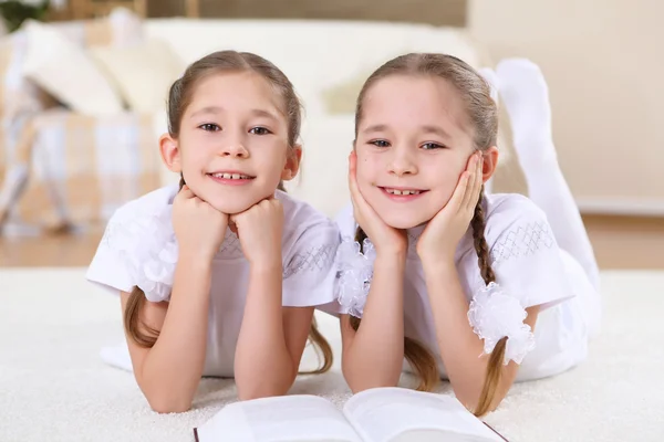 Irmãs gêmeas juntas em casa com livros — Fotografia de Stock