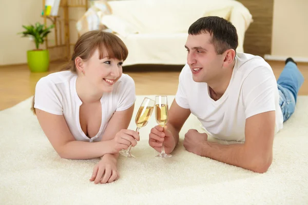 Пара вдома п'є шампанське — стокове фото