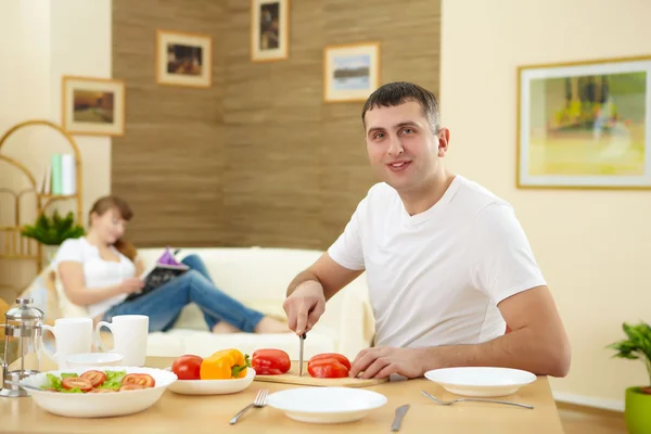 Man at home cooking — Stock Photo, Image
